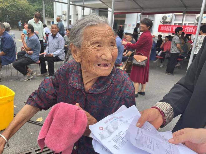 金年會情系桑梓送健康 淮醫(yī)義診暖人心 淮濱縣人民醫(yī)院“服務(wù)百姓健康行動”大型義診活動(圖7)